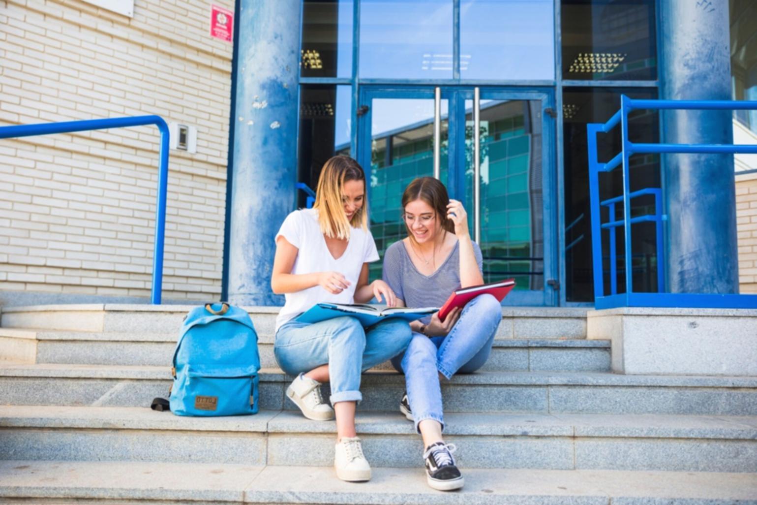 Budget-Analyse Dokumente und Berechnungen auf einem Schreibtisch mit Taschenrechner
